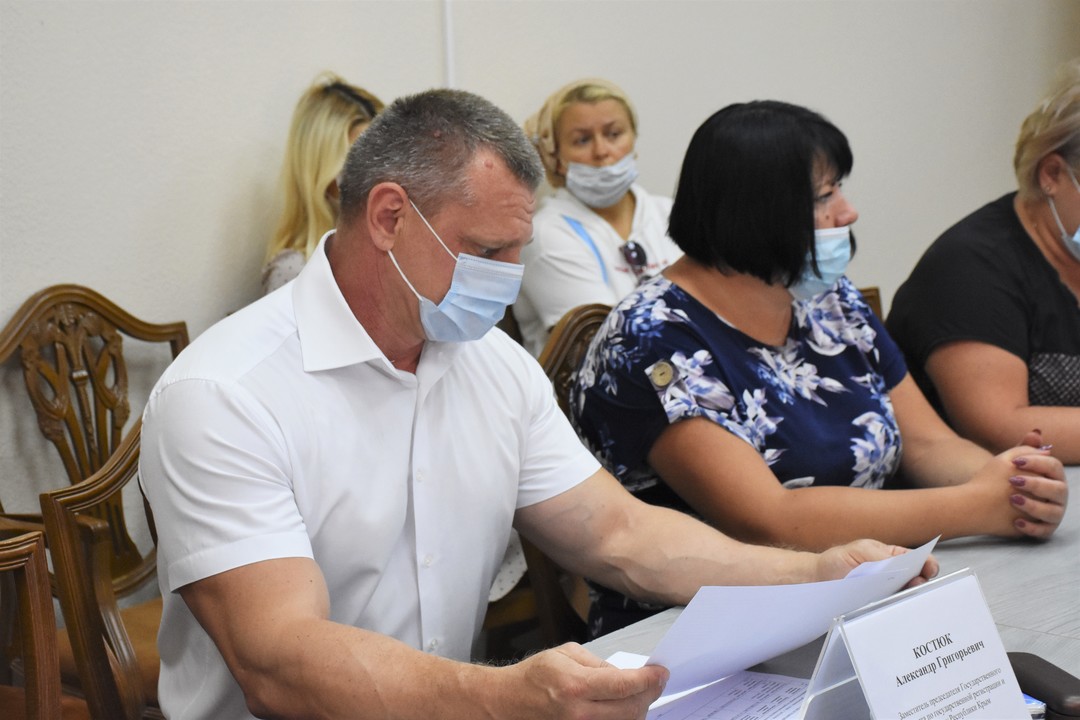 Комиссия по рассмотрению споров. Алексей споров Симферополь. Симферополь последние новости. Министерство строительства Крыма здание фото. Картинки заседания комиссии кадастровых инженеров.